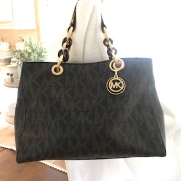 Michael Kors Handbags - Michael Kors Cynthia Satchel